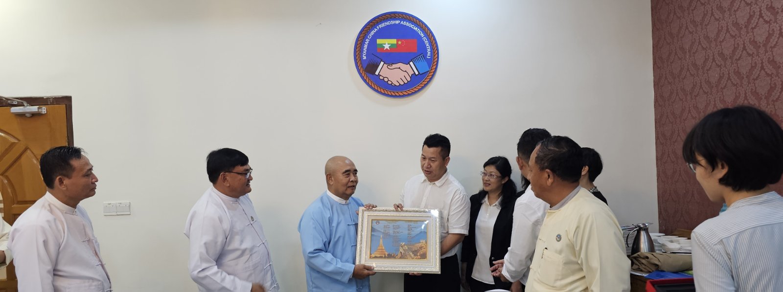 image of တရုတ်ပြည်သူ့သမ္မတနိုင်ငံ၊ ယူနန်ပြည်နယ် Yunnan Provincial People’s Association for Friendship with Foreign Countries (YNPAFFC) မှ အထွေထွေအတွင်းရေးမှူးချုပ် Mr PENG Shaoyun ဦးဆောင်သော ကိုယ်စားလှယ်အဖွဲ့မှ မြန်မာ-တရုတ်ချစ်ကြည်ရေးအသင်း(ဗဟို)ဥက္ကဌ၊ ဒုတိယဥက္ကဌများနှင့် အလုပ်အမှုဆောင်များအား လာရောက်ဂါရ၀ပြုတွေ့ဆုံခြင်း