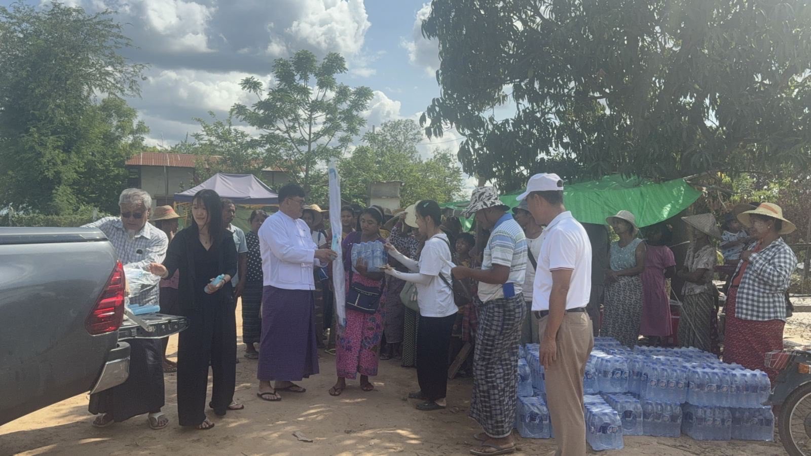 image of မြန်မာ-တရုတ်ချစ်ကြည်ရေးအသင်း(ဗဟို)မှ ငလျင်ဒဏ်သင့်ဒေသများသို့ ထောက်ပံ့လှူဒါန်း