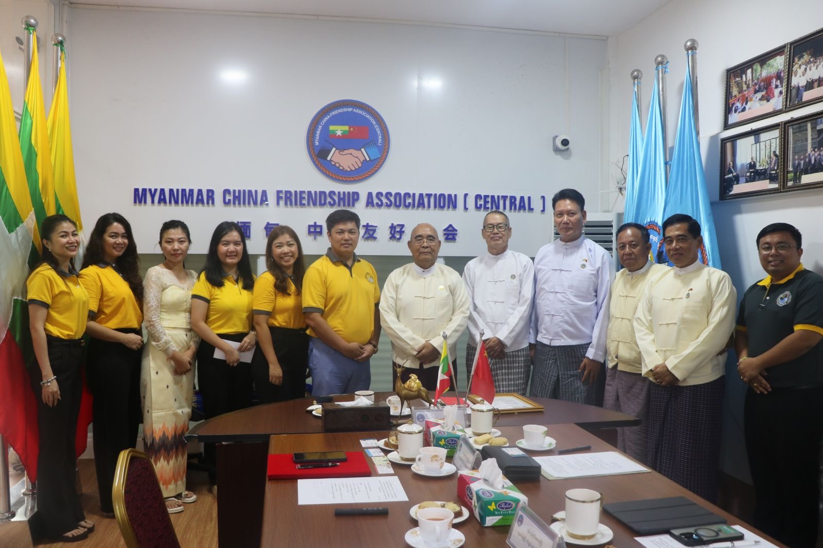 image of မြန်မာ-တရုတ်ချစ်ကြည်ရေးအသင်း(ဗဟို)မှရန်ကုန်တိုင်းဒေသကြီးလူငယ်စွန့်ဦးတီထွင်လုပ်ငန်းရှင်များအသင်း (YRYEA)သို့ မန္တလေးငလျင်ဘေးဒဏ် ခံစားရသော ဒေသများအတွက် အလှူငွေပေးအပ်ခြင်းအခမ်းအနား