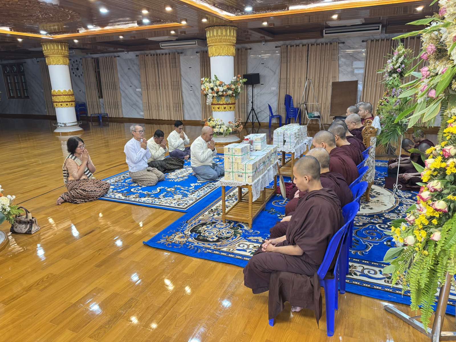 image of မြန်မာ-တရုတ်ချစ်ကြည်ရေးအသင်း(ဗဟို) မိသားစုများက စာသင်တိုက်ကြီးများ ပညာရေးရန်ပုံငွေနှင့် စာအုပ်စာရေးကိရိယာများ  ဝါဆိုဦးအလှူဆက်ကပ်လှူဒါန်း